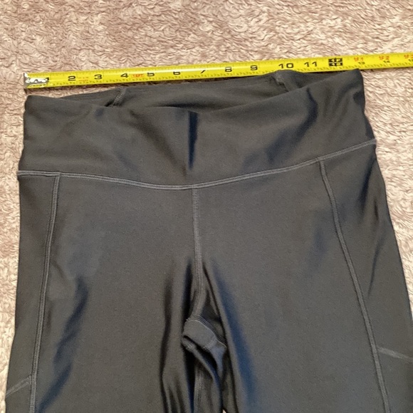 UNDER ARMOUR Womens Capri Leggings - size Medium - Picture 9 of 13